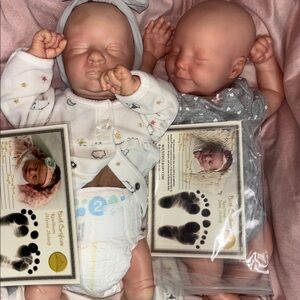 2 AUTHENTIC realborn baby dolls/reborns from bountiful baby
NEEDS PAINT JOB